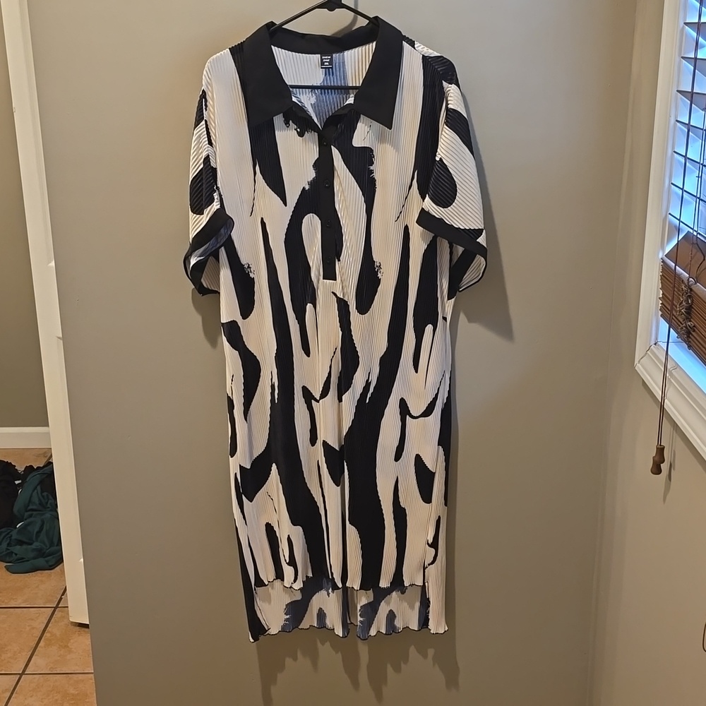 Black and White Mid Dress with Collar